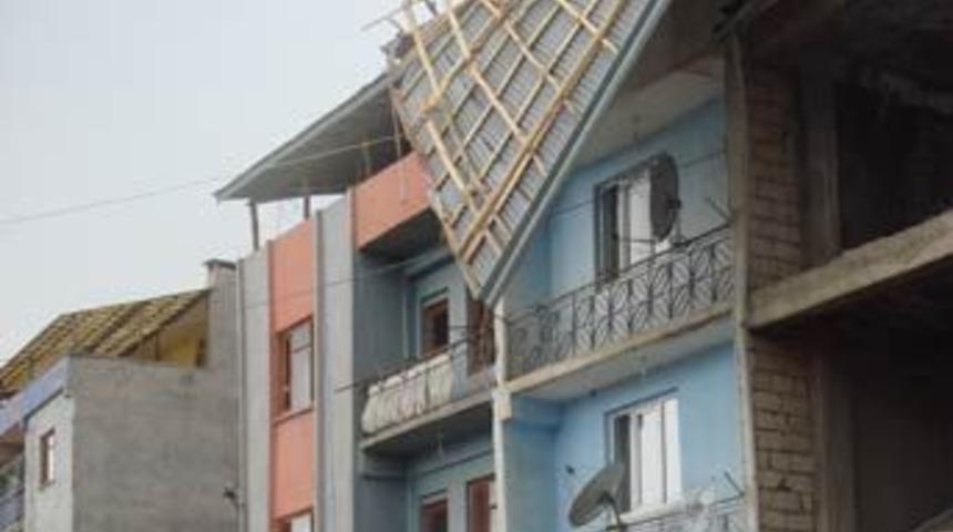 Patnos'ta şiddetli fırtına &ccedil;atı u&ccedil;urdu