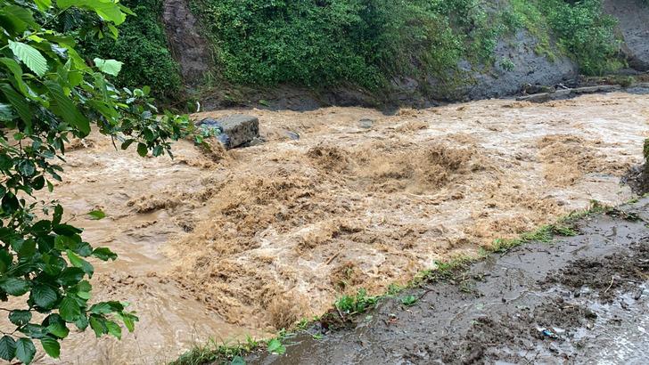 'Eve toprak dolunca çıkamadık' Rize'de sel ve heyelan! Yol çöktü, evler boşaltıldı... 'Büyük bir gürültü koptu, gürültüyle yataktan atladık' G5