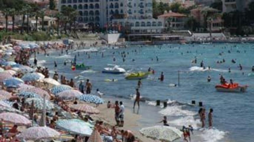 Kuşadası'nda herkes plajlara ve su parklarına koştu