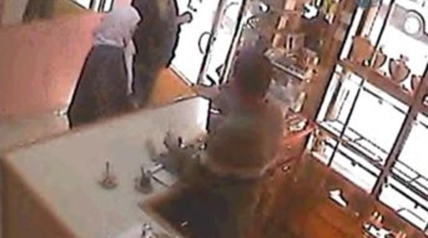 Hırsız, hem altın &ccedil;aldı hemde alay etti!