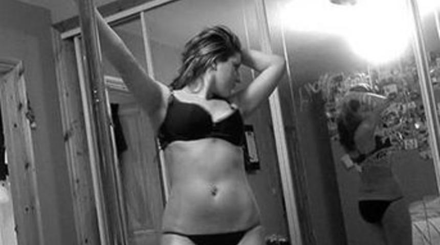 Borcunun karşılığını  striptiz  ile &ouml;dedi&nbsp;