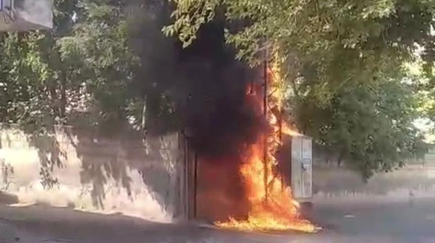 Mahallede korku dolu anlar! Bir anda yanmaya başladı... Büyük panik yarattı