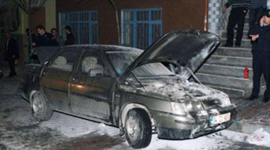 İstanbul'da bir banka ve otomobil kundaklandı