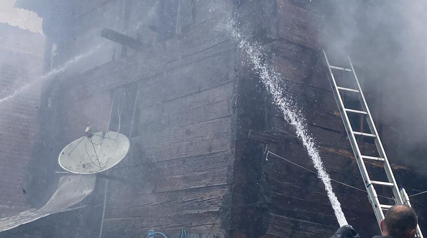 Rize'nin Ayder Yaylası'nda ahşap ev yandı