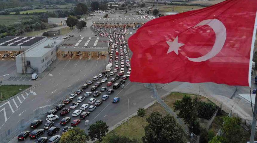 Akın akın dönüyorlar! Uzun araç kuyrukları oluştu... 'İnsan gelirken seviniyor giderken üzülüyor'