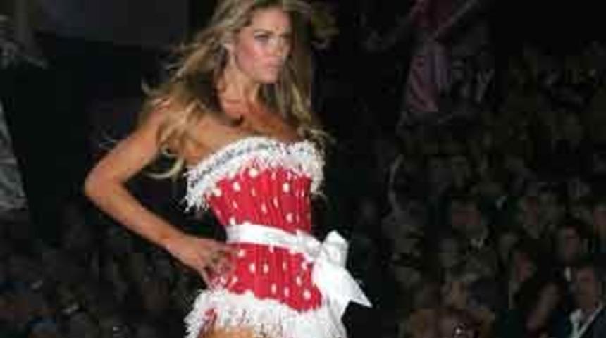 Zirveyi Pirelli takvimiyle yakaladı <font color="red">Galeri</font>