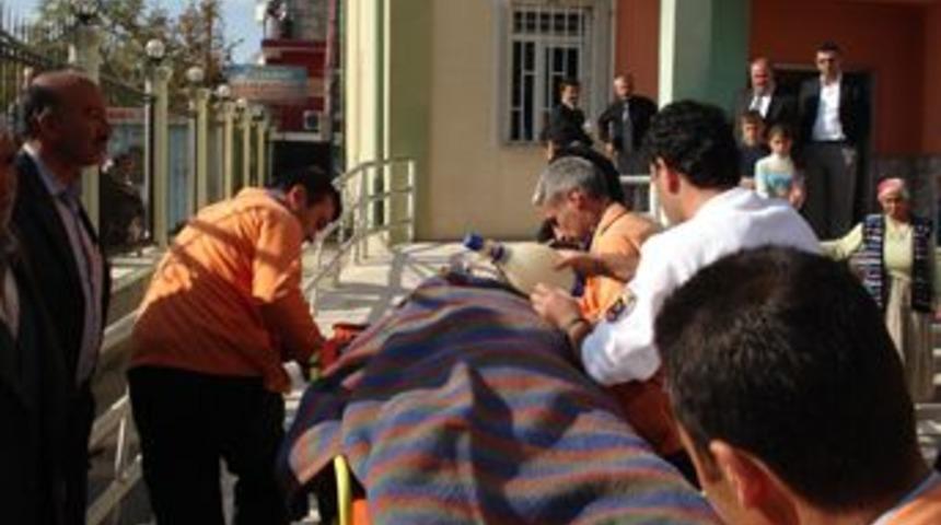Kollarını bi&ccedil;erd&ouml;vere kaptıran &ccedil;ift&ccedil;i &ouml;ld&uuml;
