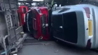 Milyonlarca dolar değerindeki lüks süper arabaları taşıyan çekici bir anda devrildi! Araçlar birbirini ezip yollara saçıldı
