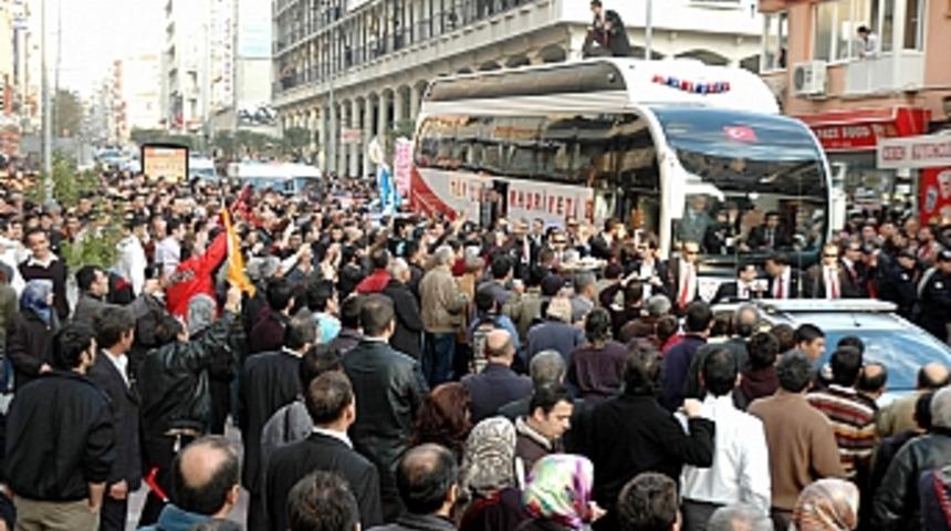 Başbakan Erdoğan'ın konvoyunda izdiham