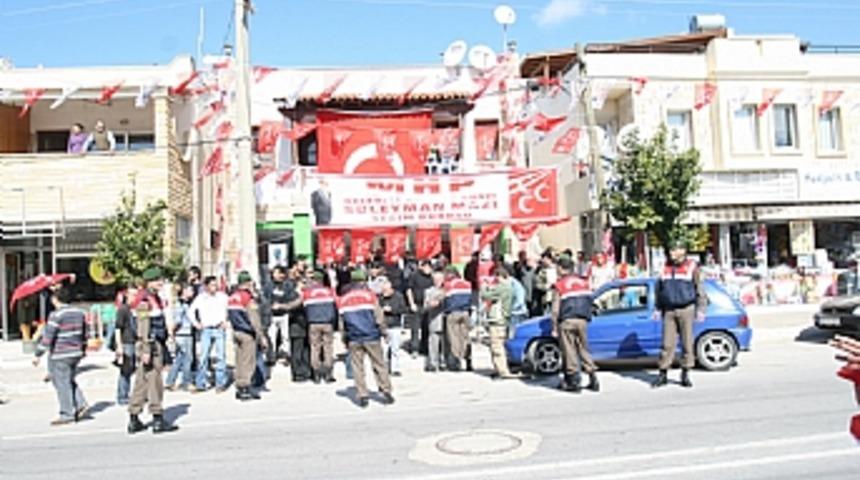 Emine Ayna'yı MHP'liler protesto etti