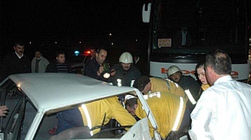 Yolcu otob&uuml;s&uuml;yle otomobil &ccedil;arpıştı: 1 &ouml;l&uuml;