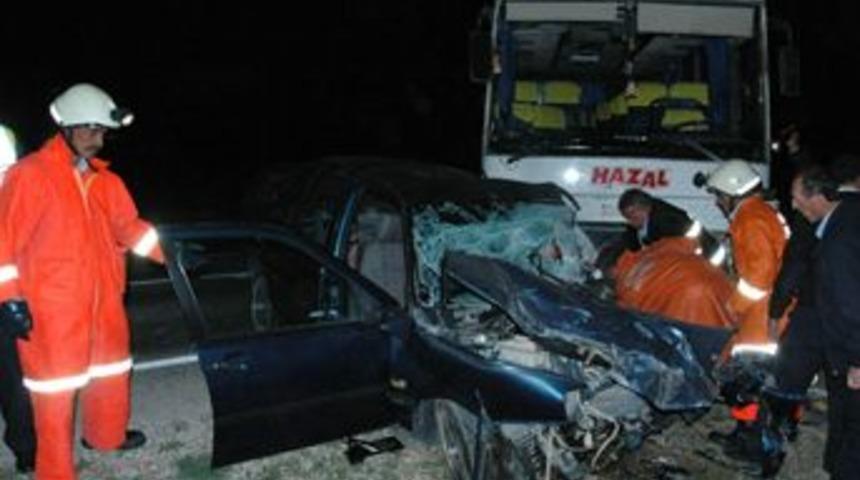 İş&ccedil;i servisi ile otomobil &ccedil;arpıştı