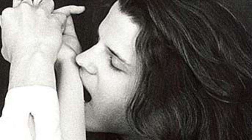 Kız arkadaşının ısırığı &ouml;ld&uuml;r&uuml;yordu