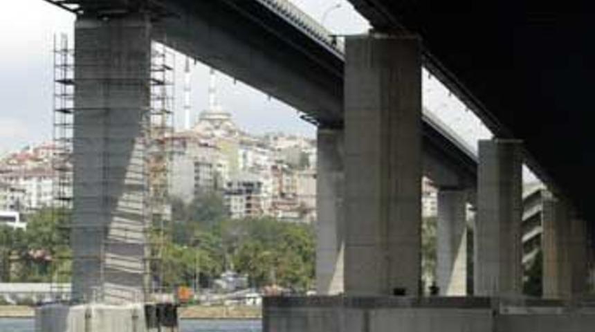 İki kız ele ele Hali&ccedil; K&ouml;pr&uuml;s&uuml;'nden atladı