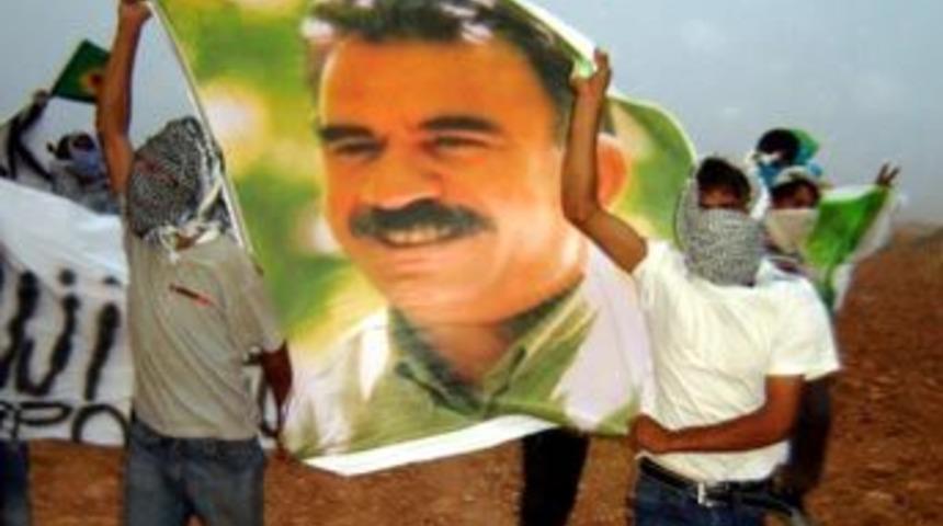 Ter&ouml;rist cenazesi PKK'nın g&ouml;vde g&ouml;sterisine d&ouml;n&uuml;şt&uuml;