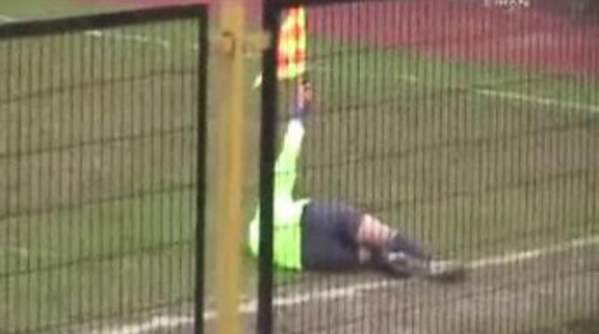 Başına taş isabet eden hakem b&ouml;yle d&uuml;şt&uuml;