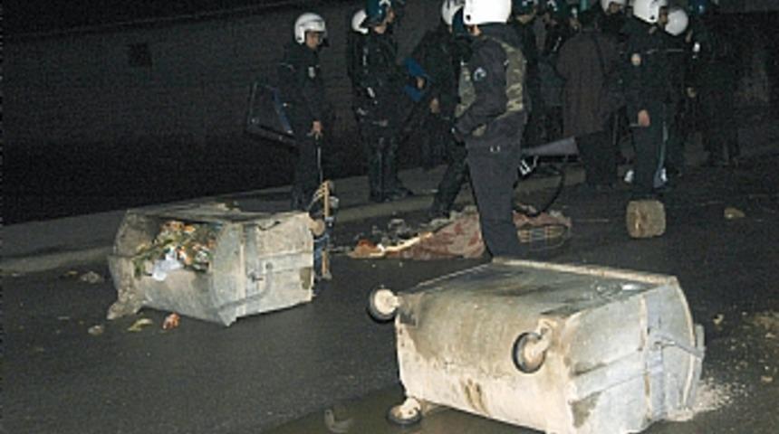 Tarsus'ta PKK yandaşları polisle &ccedil;atıştı