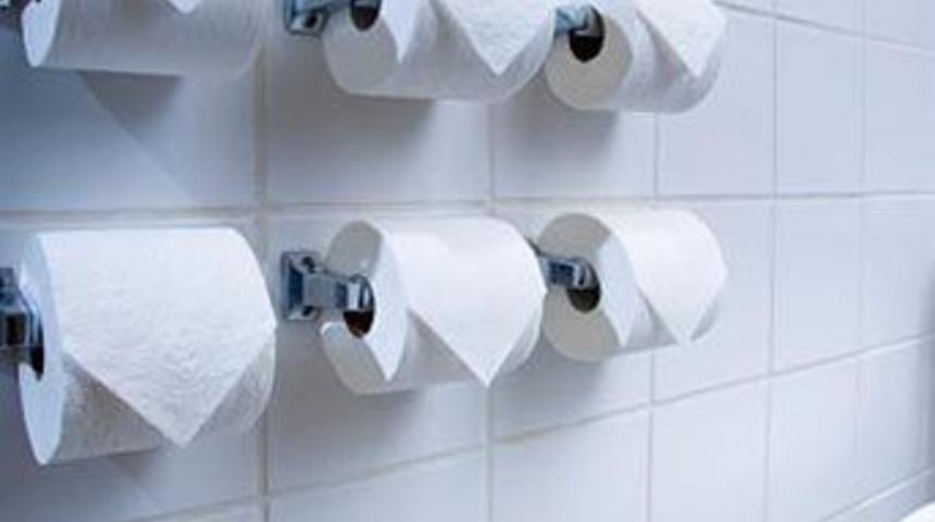 Sıkışan Japon telefonuna sarılıyor