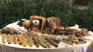 Otel müşterileri açık büfeyi görünce şoke oldular! Çikolatayla kaplanarak masaya uzanan kadın tepkilere neden oldu