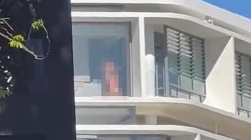 Skandal görüntüler! Perdelerini kapatmadan pencerenin önünde cinsel ilişkiye girdiler... Yoldan geçenler böyle ifşa etti
