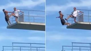 Saatlerce inmesi için dil döktü! Cankurtaran 10 metrelik yükseklikten korkan adamı böyle aşağıya itti