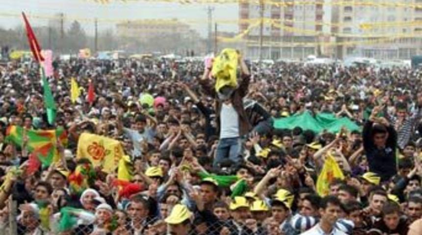 Batman'da Nevruz Bayramı PKK'nın g&ouml;sterisine d&ouml;n&uuml;şt&uuml;