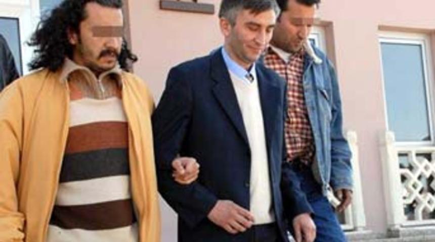 Tapu m&uuml;d&uuml;r&uuml; r&uuml;şvetten tutuklandı