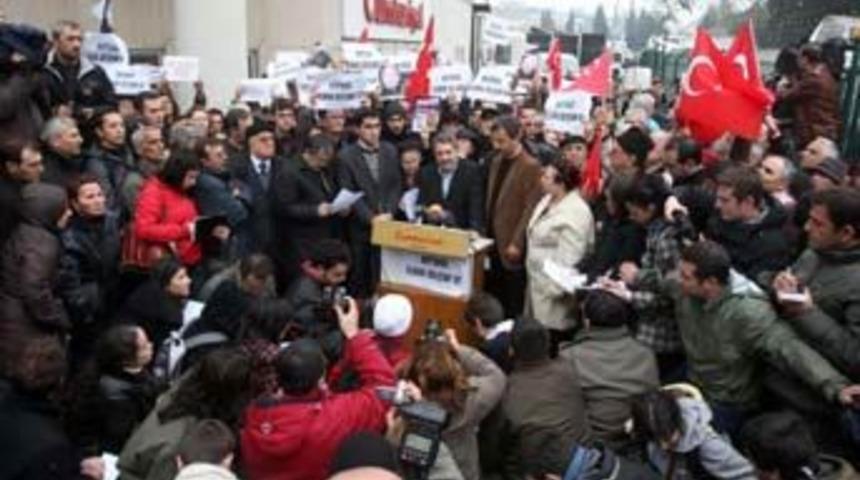 Şok g&ouml;zaltıları protesto eden grup yol kapattı