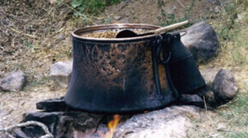 Pekmez kazanına d&uuml;şen &ccedil;ocuk &ouml;ld&uuml;