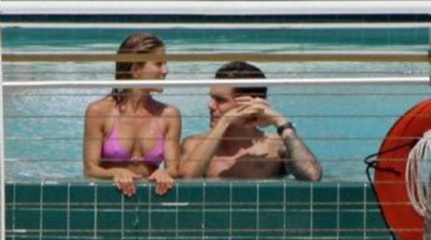 Jennifer, John Mayer'le havuzda yakalandı