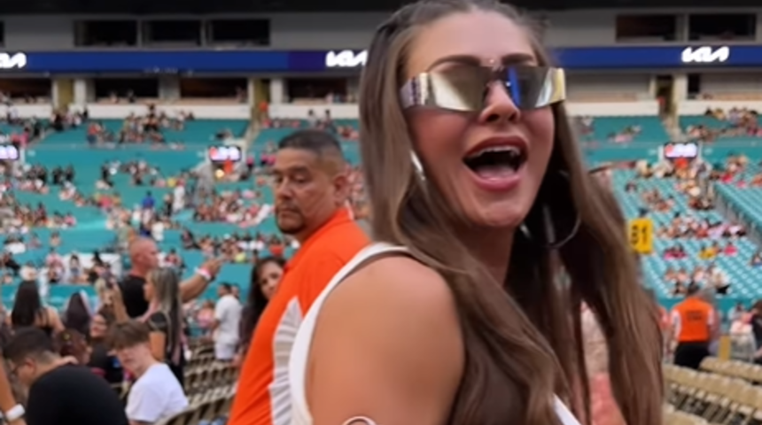 Sosyal medya fenomeni Francia James, eğlencenin dozunu y&uuml;kseltti! Mini eteğiyle resmen dans şovu yaptı