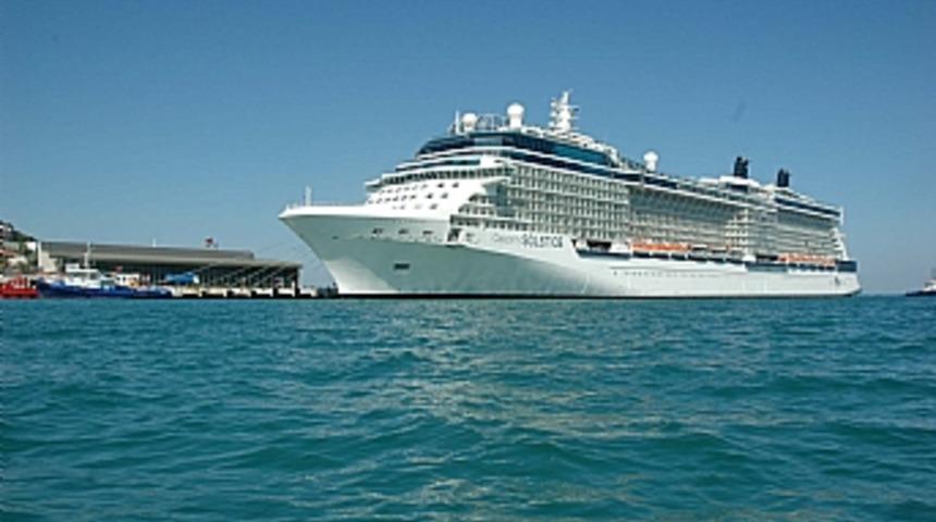 D&uuml;nyanın en b&uuml;y&uuml;k turist gemisi Kuşadası'nda 