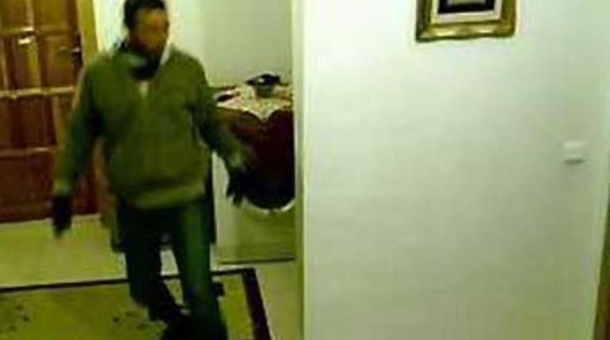 Hatay'daki evine giren hırsızı İsvi&ccedil;re'den fark etti