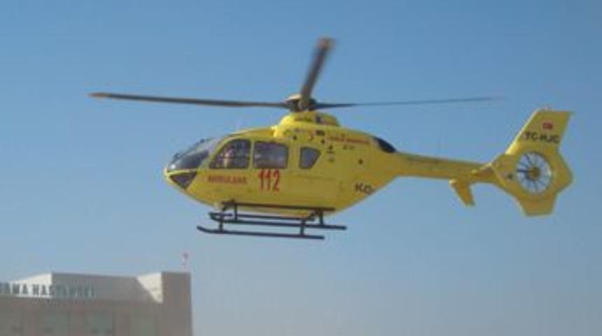 Ambulans helikopter can kurtarıyor