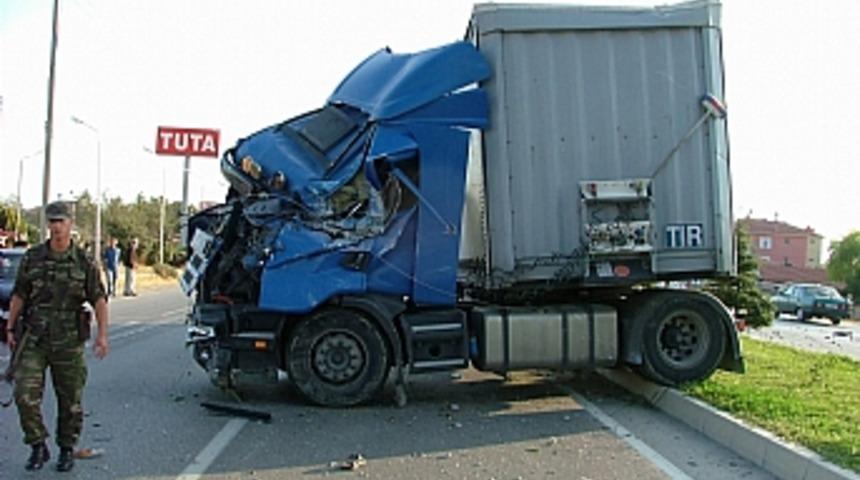 Beton direğe &ccedil;arpan &ccedil;ekici hurdaya d&ouml;nd&uuml;