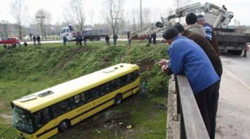Belediye otob&uuml;s&uuml; dere yatağına u&ccedil;tu