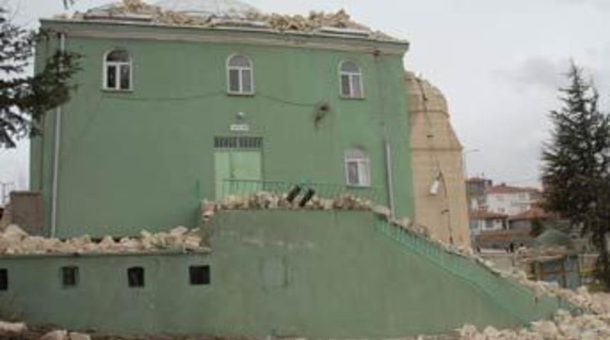 Kırıkkale'de r&uuml;zgar cami minaresini u&ccedil;urdu