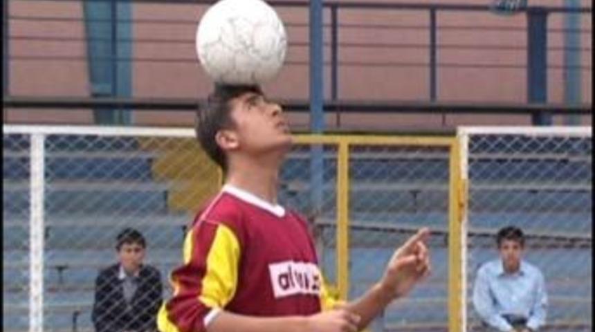 Top cambazı g&ouml;renleri şaşırtıyor