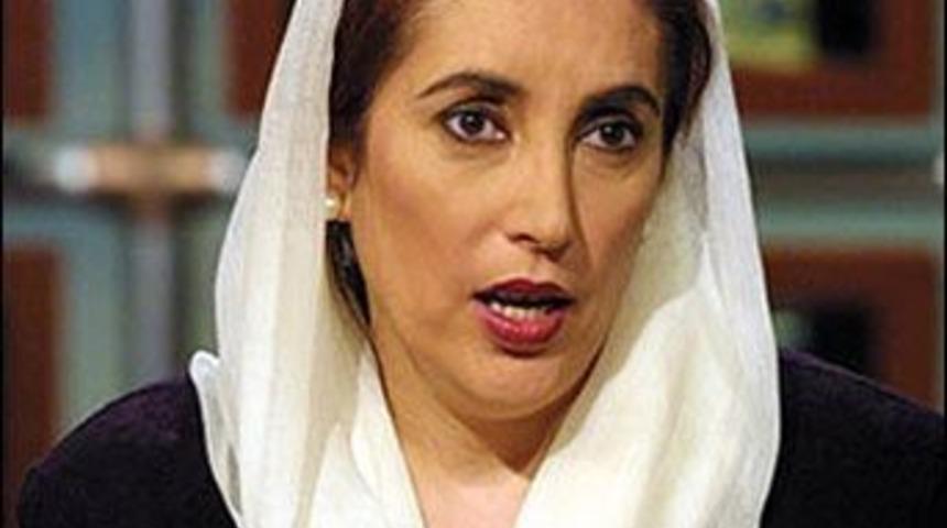 Binlerce Pakistanlı Butto'nun mezarı başında