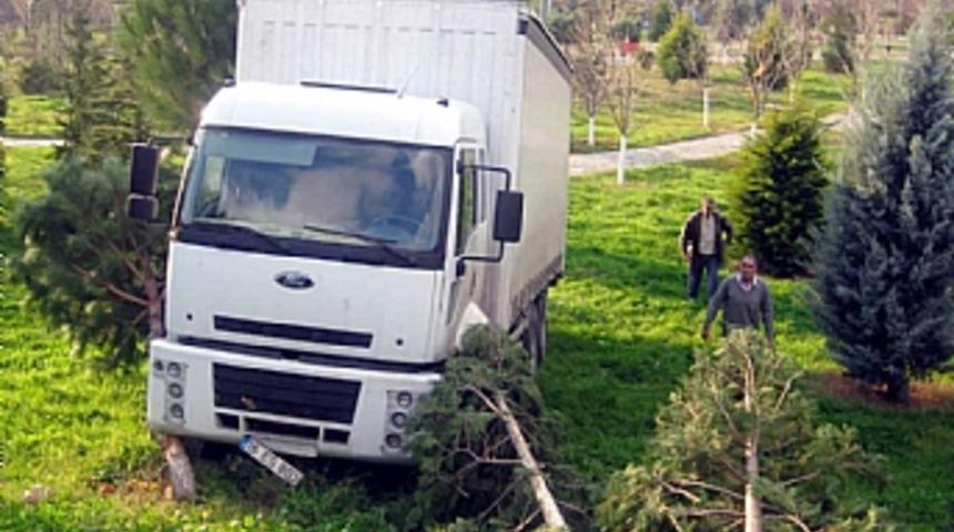 &Ccedil;alındığı sanılan kamyon şarampolde bulundu