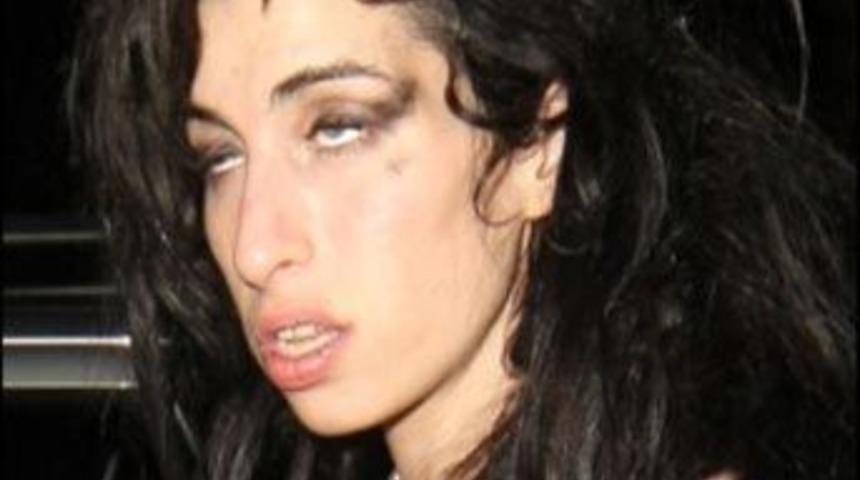 İngiliz Şarkıcı Amy Winehouse hastaneye kaldırıldı