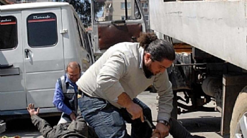 &Ccedil;ekiciyle otomobil &ccedil;alarken su&ccedil;&uuml;st&uuml; yakalandı 