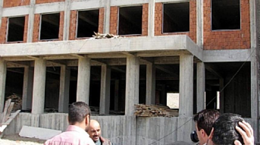 İnşaattan d&uuml;şen kardeş iş&ccedil;iler ağır yaralandı