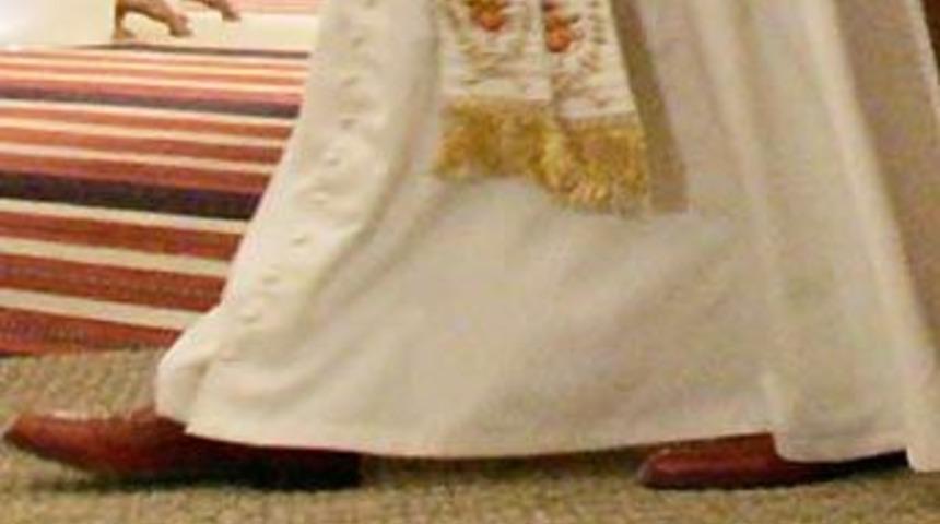 Papa, camiye ayakkabılarıyla girdi