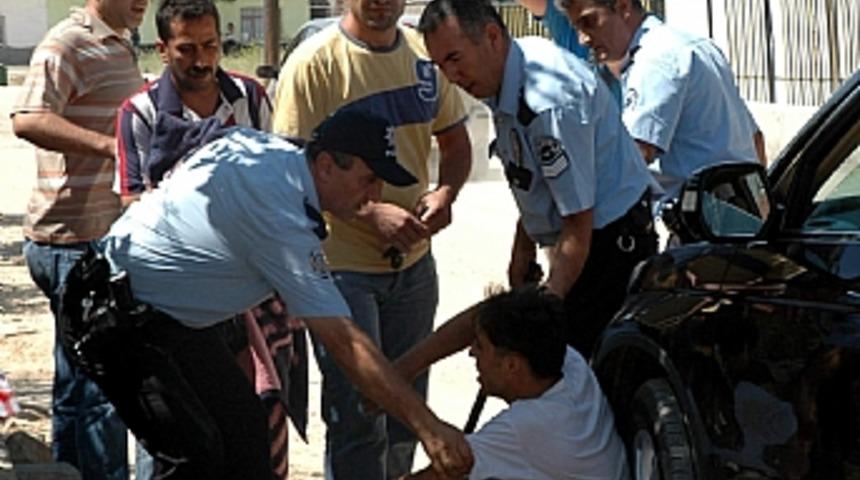 Elinde bı&ccedil;akla &ccedil;atıya &ccedil;ıkan gen&ccedil;, polise zor anlar yaşattı