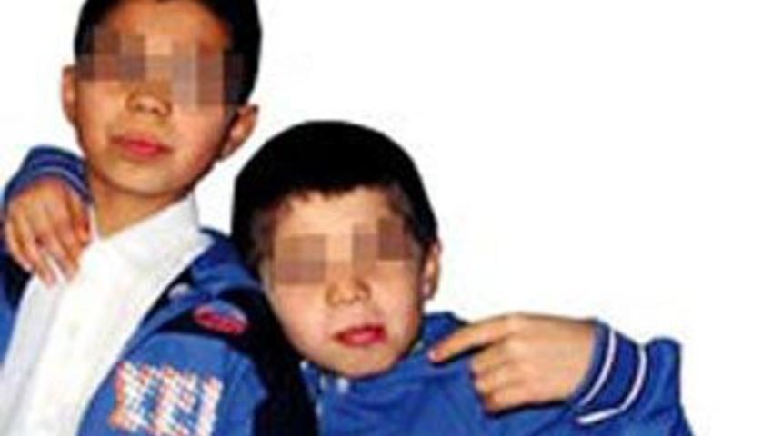 T&uuml;rk ailenin &ccedil;ocukları eşcinsel &ccedil;ifte verildi