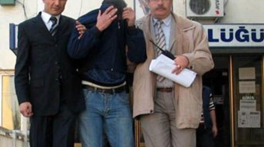 İlk&ouml;ğretim &ouml;ğrencilerine porno CD satıyordu