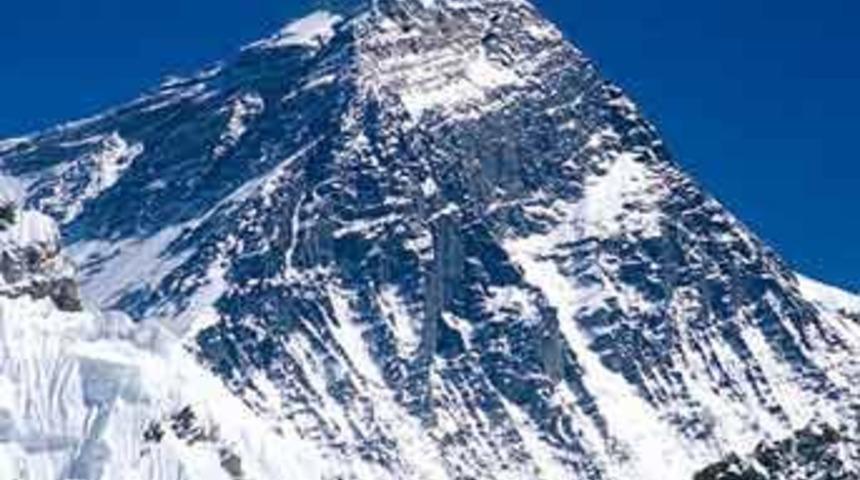 Everest'e oksijensiz çıktı, öldü