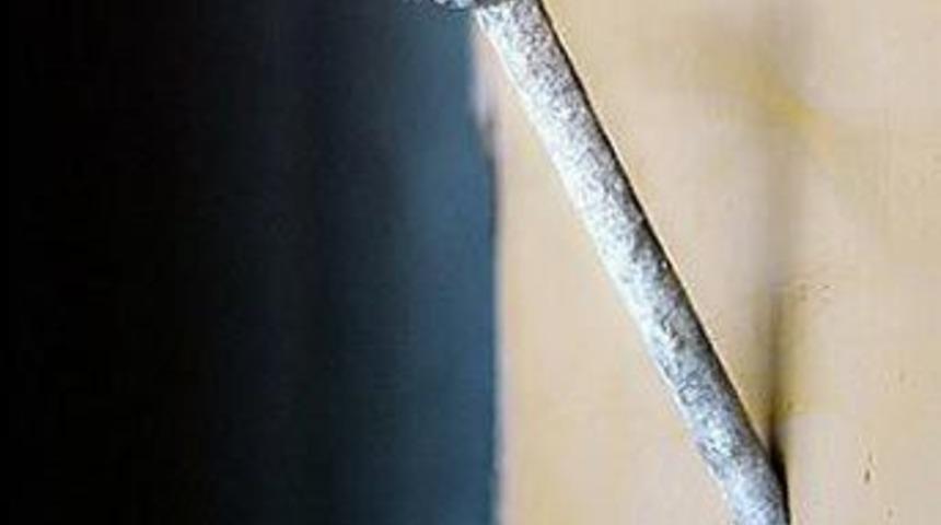 &Ccedil;ocuğun alnına inşaat &ccedil;ivisi saplandı