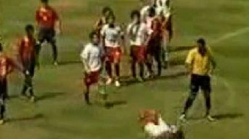 Hakem futbolcuyu tokatladı!